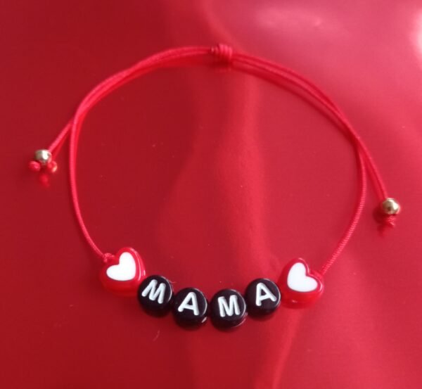 Sėkmės apyrankė „MAMA“ su širdelėmis